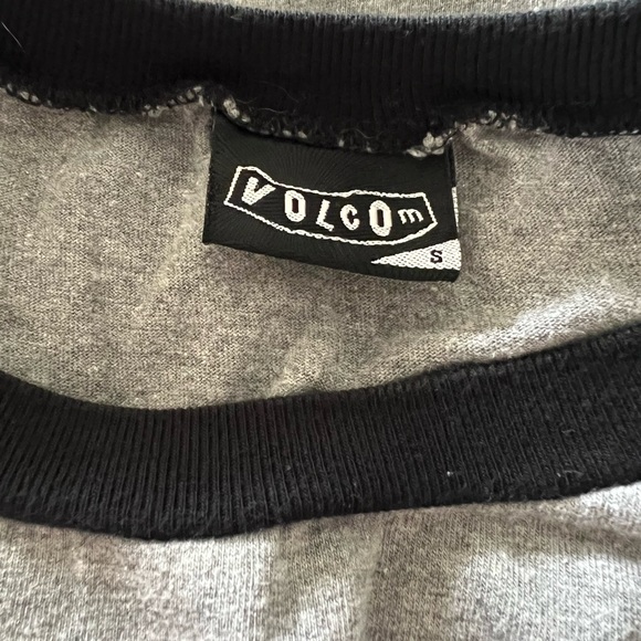 black and grey volcom tee - Picture 3 of 3
